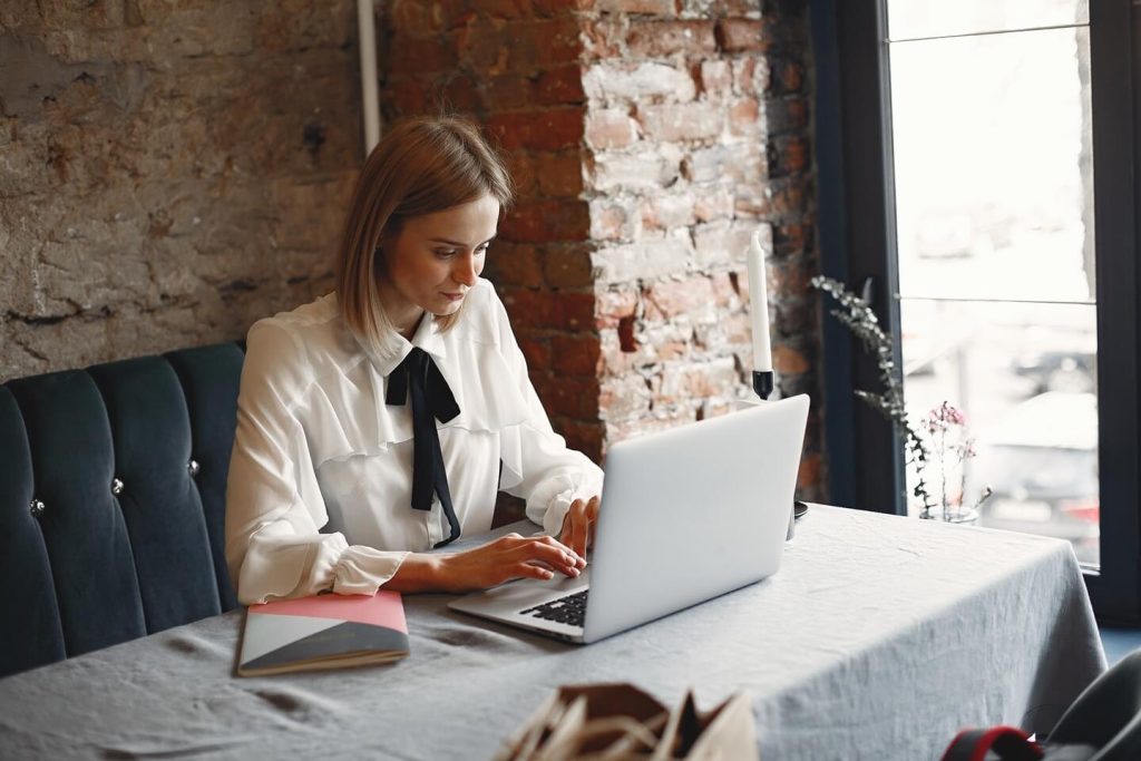 woman completing hawaii online divorce